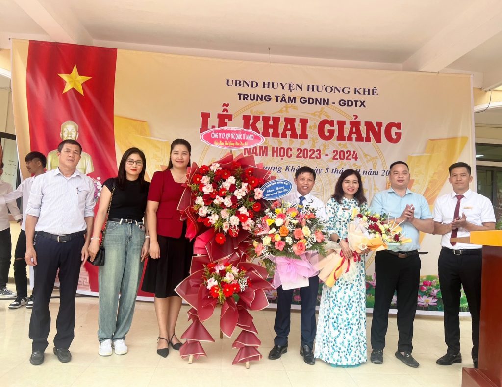 Bà Hồ Thị Thúy – Phó Tổng Giám đốc Công ty Javiko, Giám đốc trung tâm ngoại ngữ Javiko và Ông Lê Văn Hải – Trưởng phòng thị trường, Công ty Javiko tặng hoa chúc mừng Trung tâm GDNN- GDTX huyện Hương Khê đón chào năm học mới