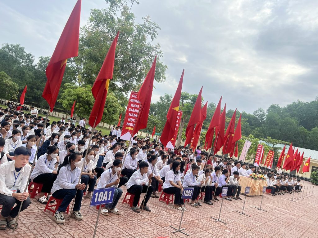 Hình ảnh học sinh Trung tâm GDNN-GDTX huyện Hương Khê trong buổi lễ khai giảng