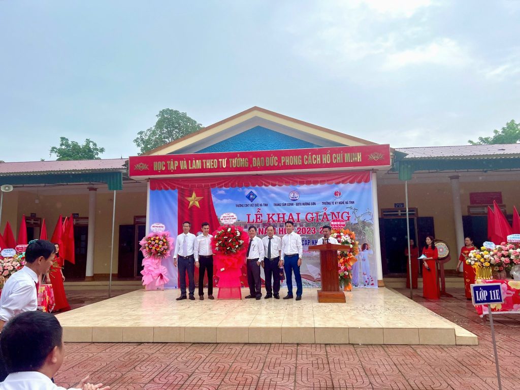 Ông Phan Thanh Dương - Tổng Giám đốc Công ty Cổ phần Hợp tác Quốc tế Javiko tặng hoa chúc mừng Trung tâm GDNN- GDTX huyện Hương Khê đón chào năm học mới