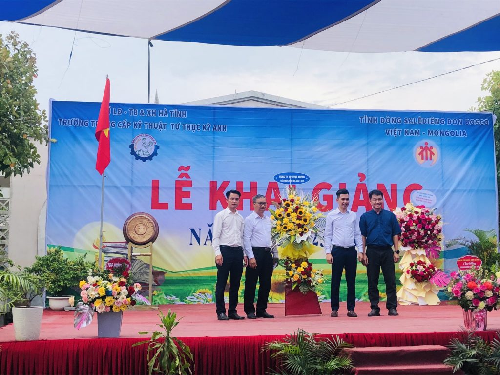 Ông Phan Thanh Dương - Tổng Giám đốc Công ty Cổ phần Hợp tác Quốc tế Javiko tặng hoa chúc mừng Trường Trung cấp Tư thục Kỳ Anh đón chào năm học mới