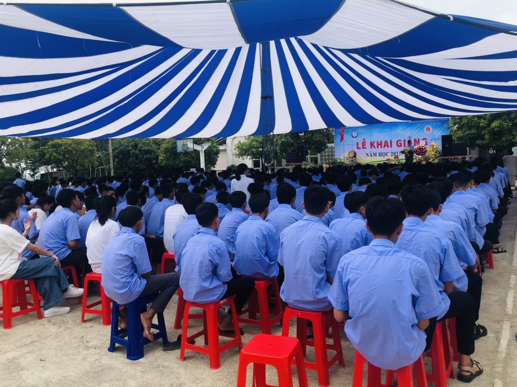 Hình ảnh học sinh Trường Trung cấp Tư thục Kỳ Anh trong buổi lễ khai giảng