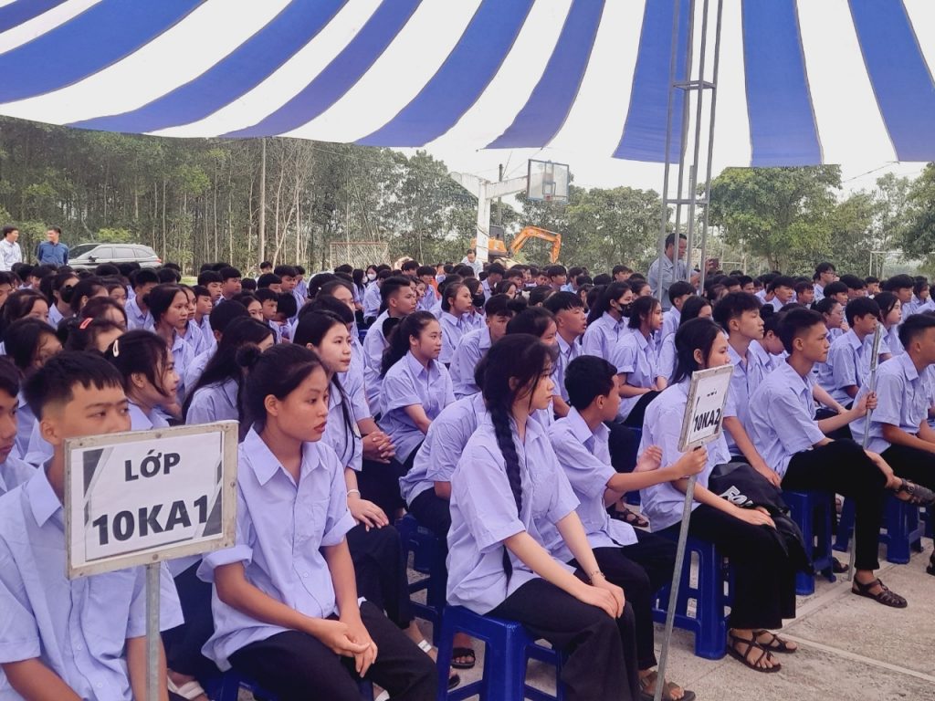 Hình ảnh học sinh Trường Trung cấp Tư thục Kỳ Anh trong buổi lễ khai giảng