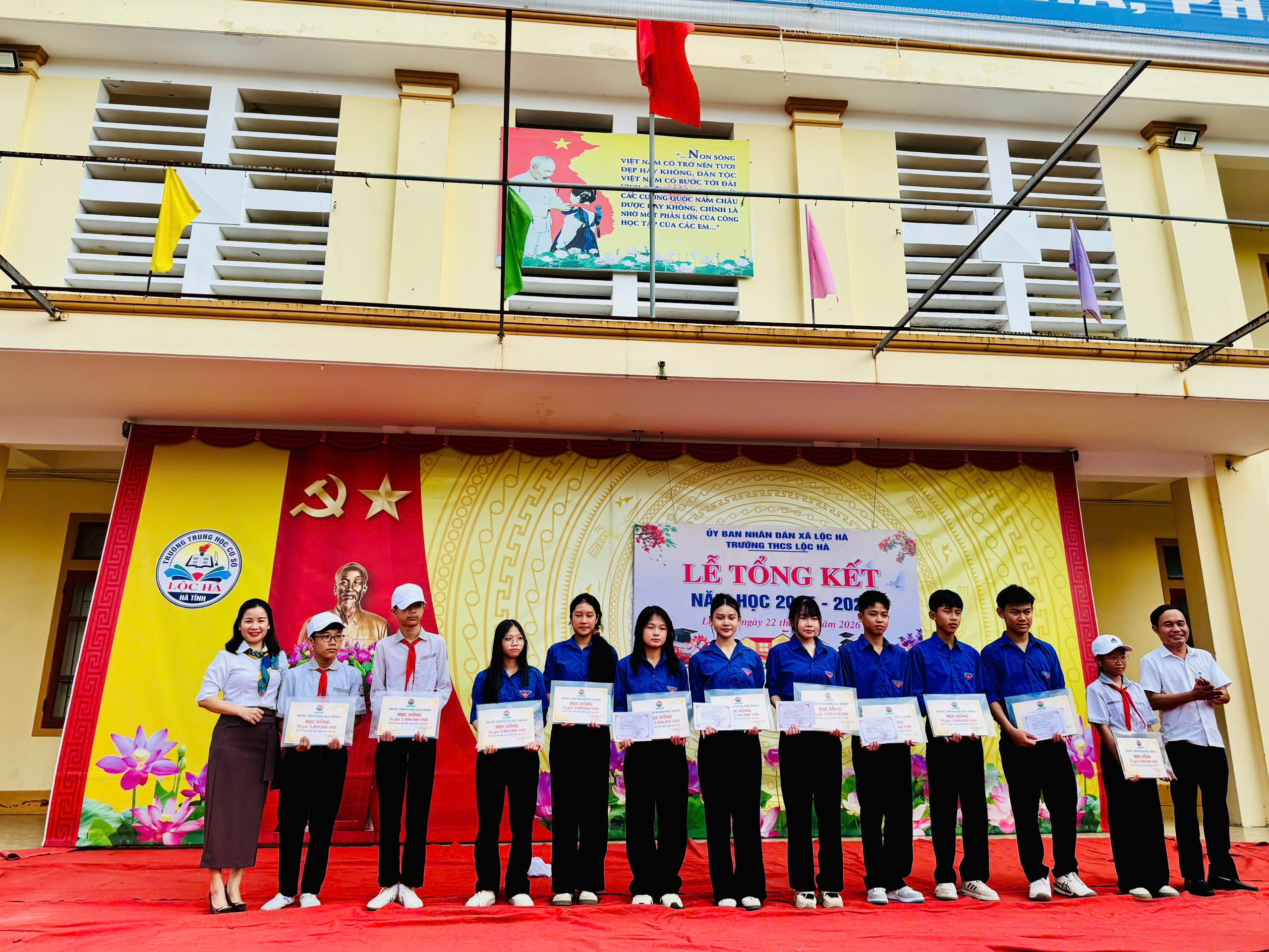 Javiko trao học bổng cho học sinh Trường THCS Lộc Hà