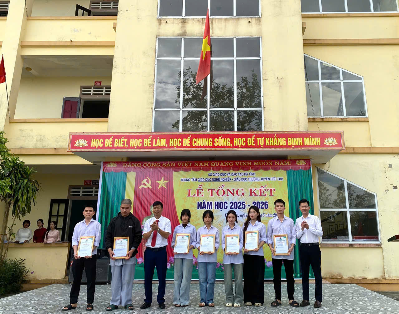 Đại diện Trung tâm Ngoại ngữ JAVIKO trao giấy khen và quà cho học sinh tiêu biểu tại Trung tâm GDNN – GDTX Đức Thọ